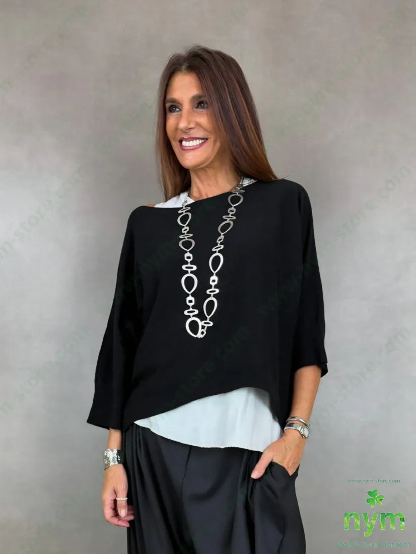 Maglia scollo a barca 018520107 nero indossata da Carmen