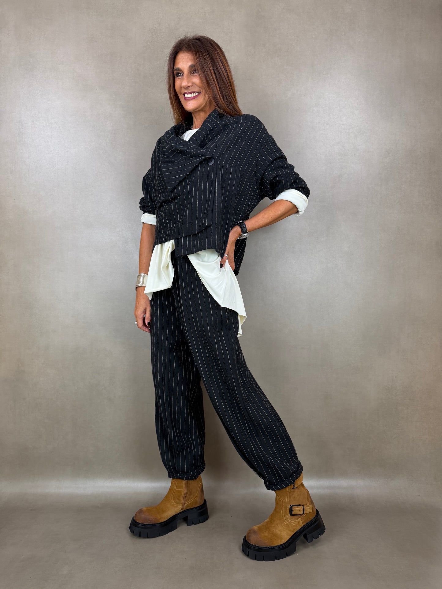 Kurze Jacke mit Nadelstreifenmuster 80co20pl