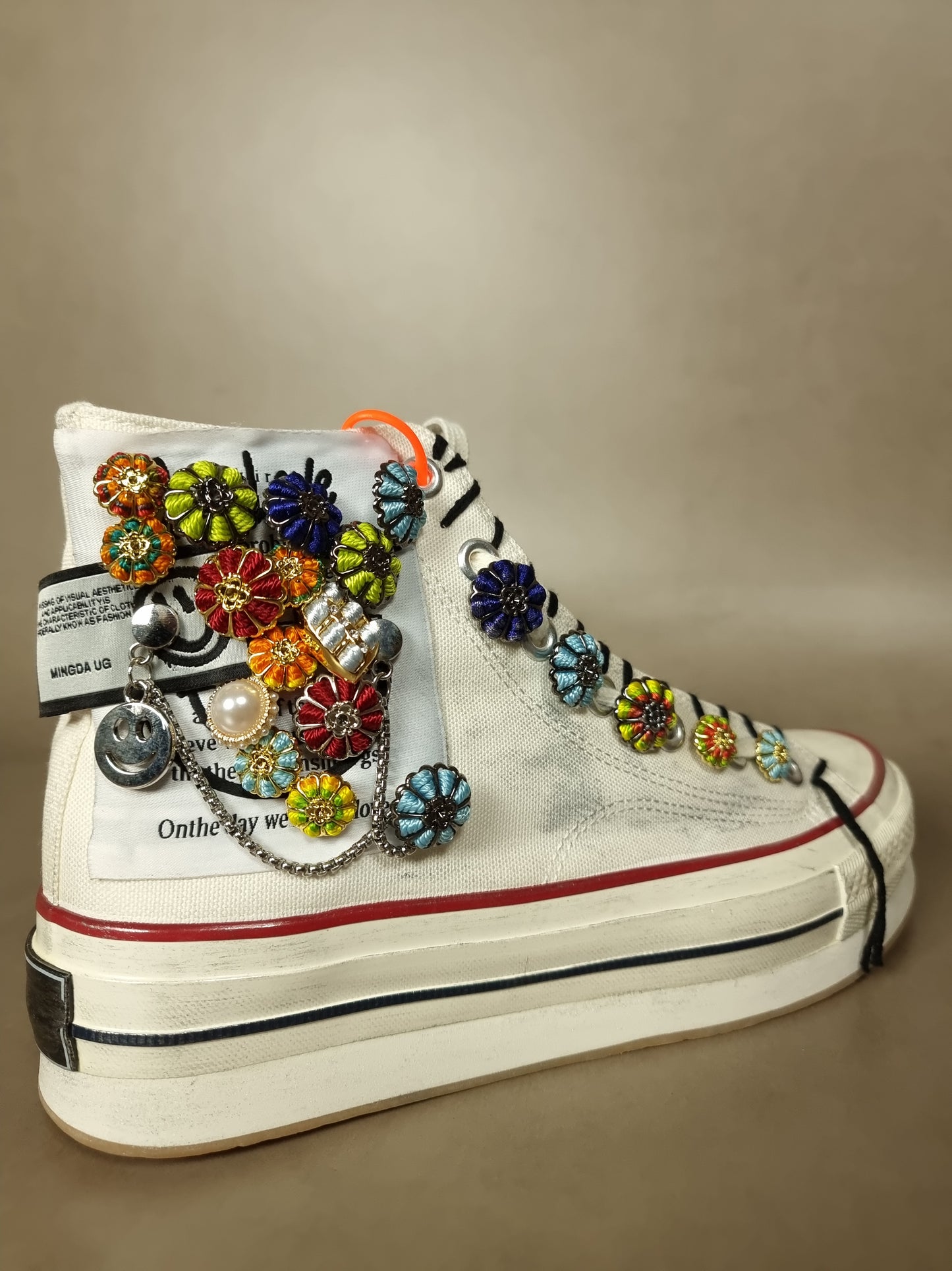 zapatillas con botones multicolores