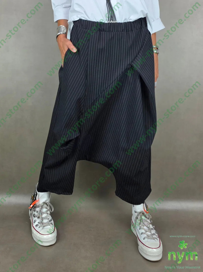 pantagonna con pieghe gessato 93ny6ea U / NERO / AI25 PANTALONE