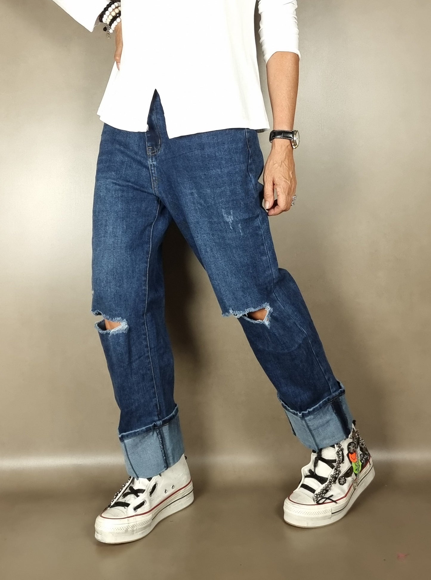 jeans avec poignets larges et déchirures